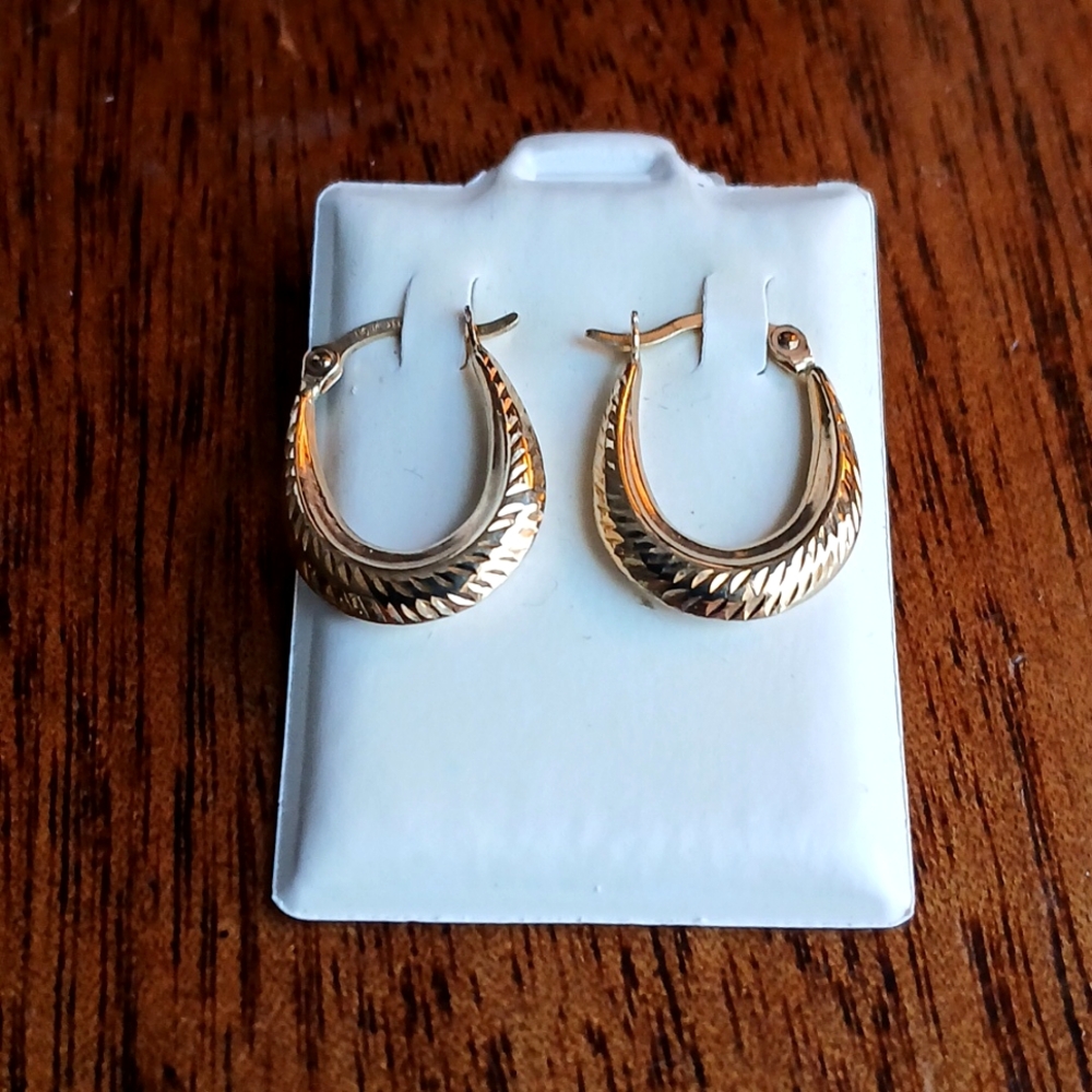 10K Gold YG HLW marked Cuff Earrings, New with tag. Beautiful texture
